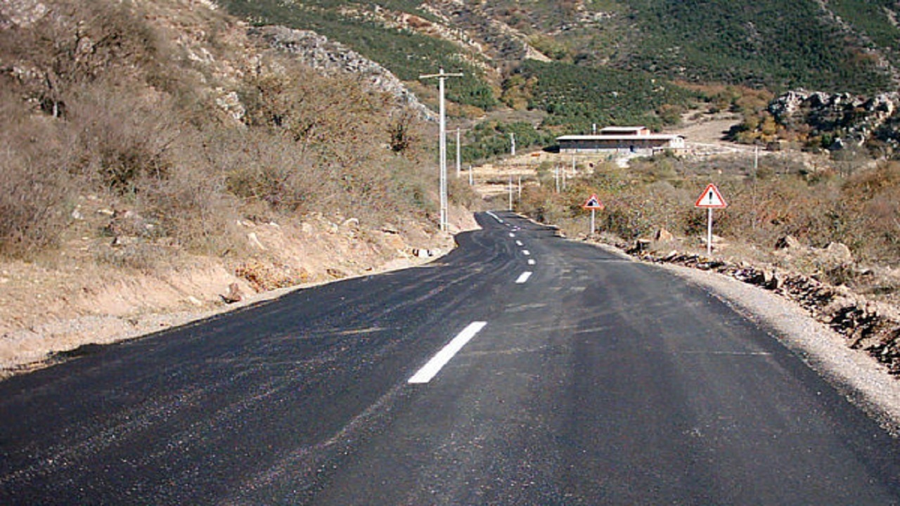 جاده روستای خوان، نیازمند روکش آسفالت / پول بیاید ترمیم می شود