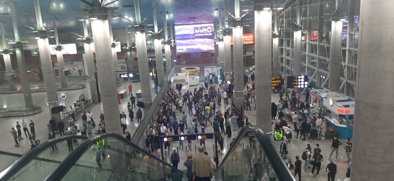 نمایی از جمعیت مشتاق برای دیدار با کشتی گیران
