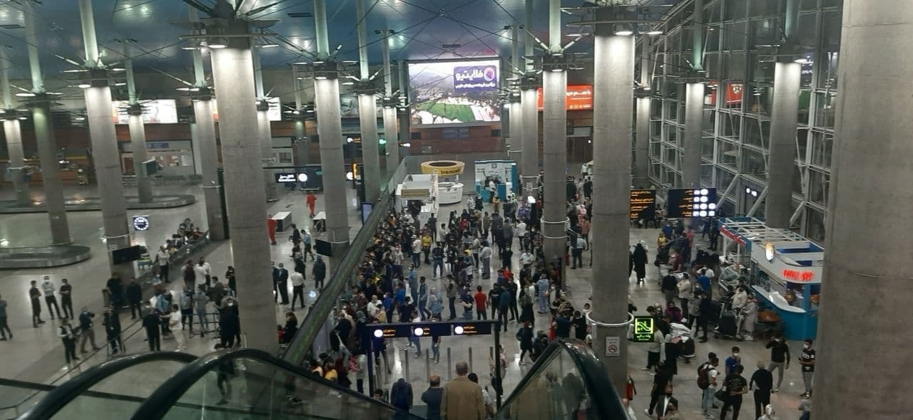 نمایی از جمعیت مشتاق برای دیدار با کشتی گیران