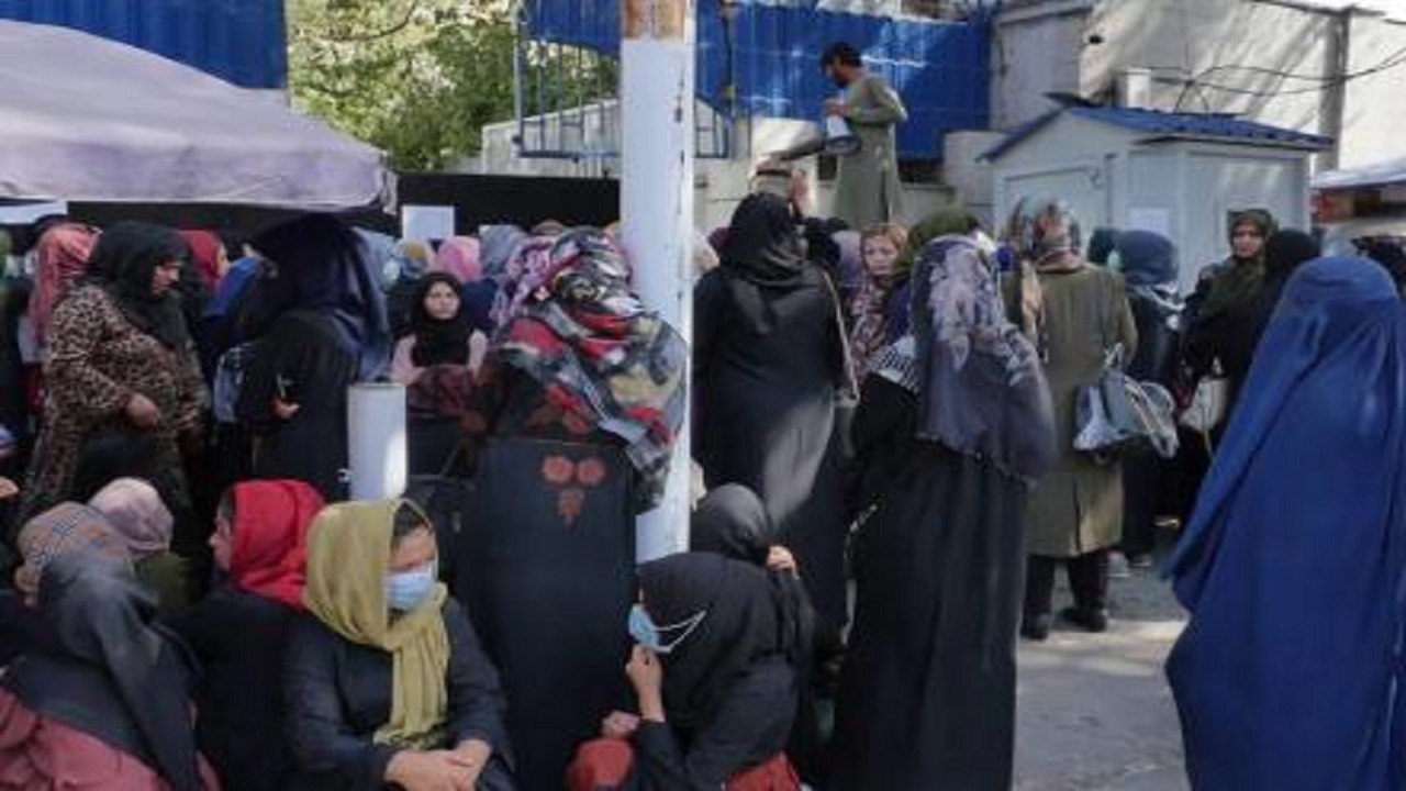 کارکنان دولتی به مشکل برداشت پول برخورد کرده اند