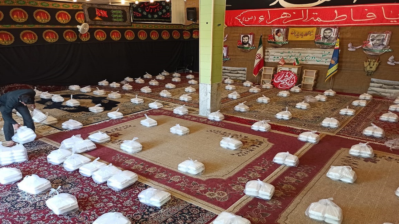 پخت غذایی نذری برای محرومان در مسجد سلیمان