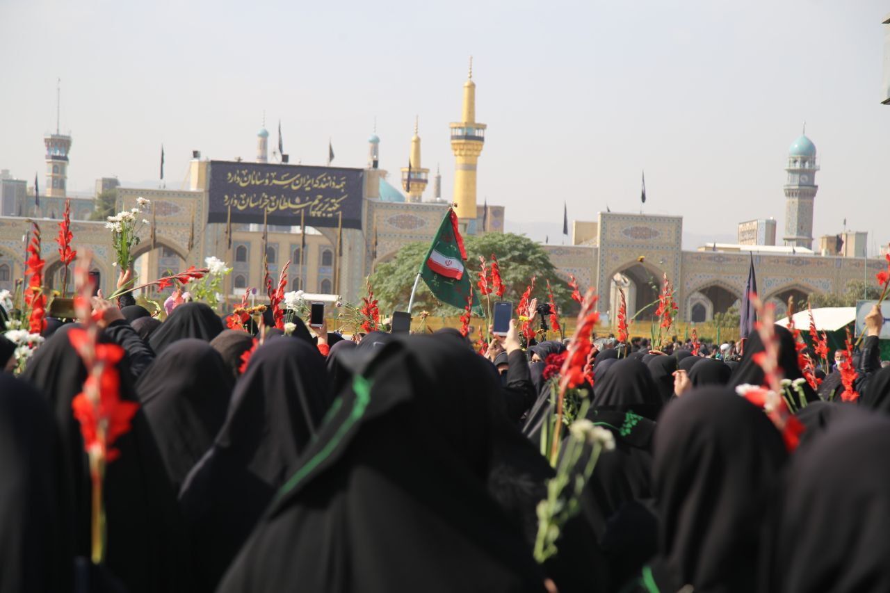مشهدالرضا در سوگ شاه خراسان غرق در ماتم و عزا است/ ترافیک پرحجم و نیمه سنگین در خروجی&zwnj;های مشهد+ فیلم و تصاویر