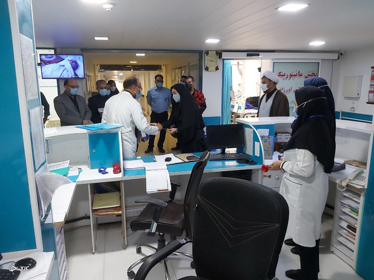 دیدار خادمیاران رضوی با بیماران و کادر درمان در انار 