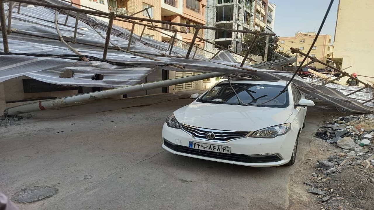 سقوط داربست فلزی در اصفهان
