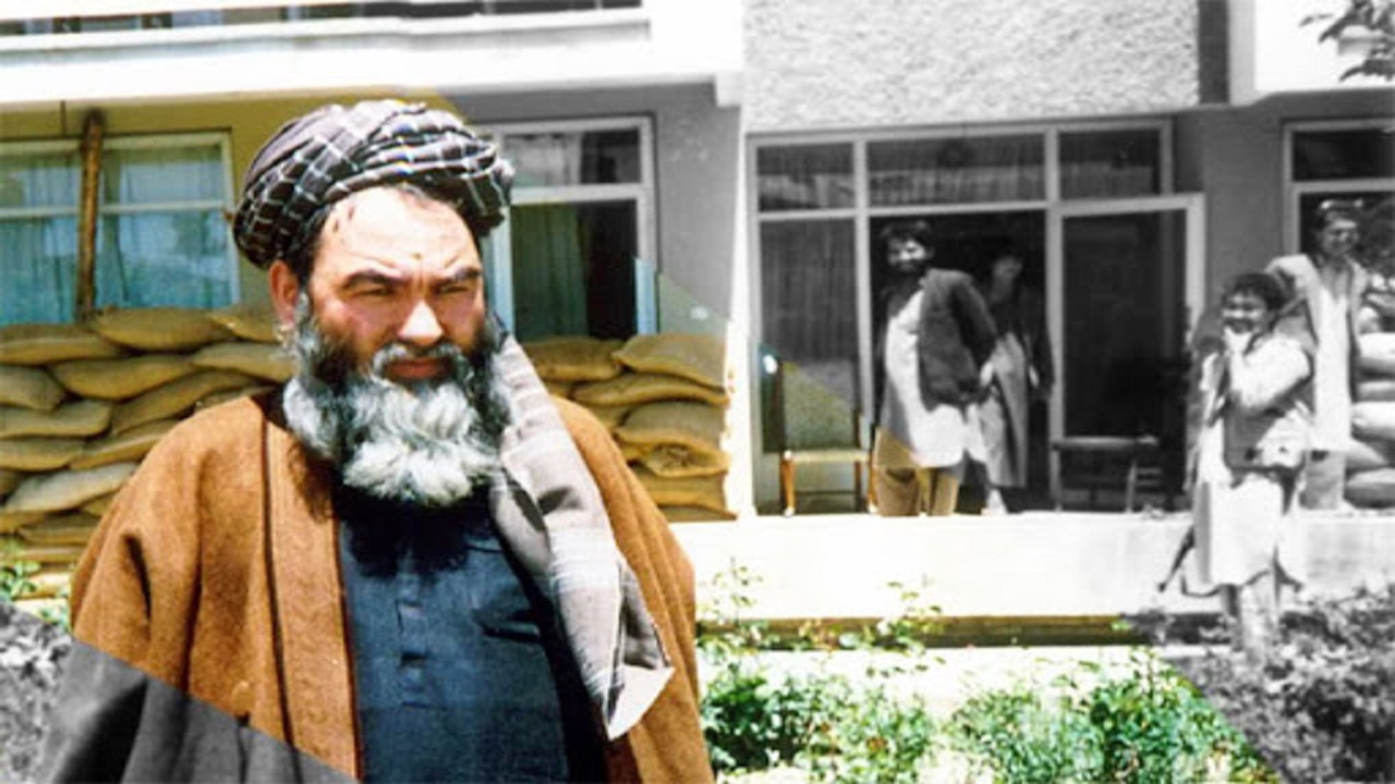 پاشیدن رنگ سیاه به‌روی تصویر شهید مزاری در مزارشریف