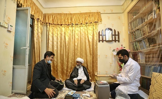 حضور تیم سیار واکسیناسیون در منزل آیت الله سیفی مازندرانی