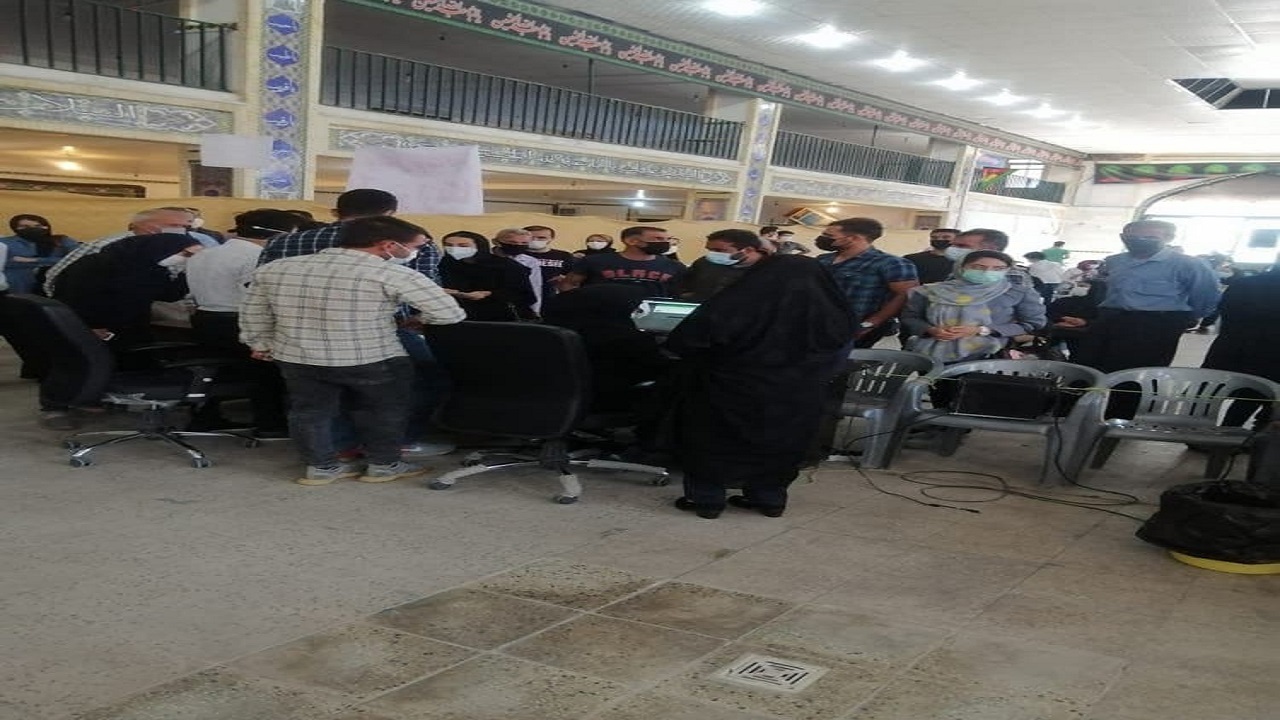 مرکز واکسیناسیون که خود جولانگاه کرونا است + تصاویر