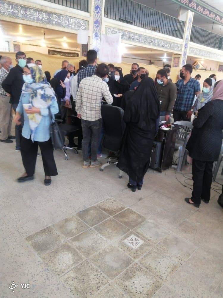 مرکز واکسیناسیون که خود جولانگاه کرونا است + تصاویر