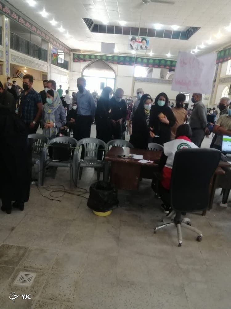مرکز واکسیناسیون که خود جولانگاه کرونا است + تصاویر