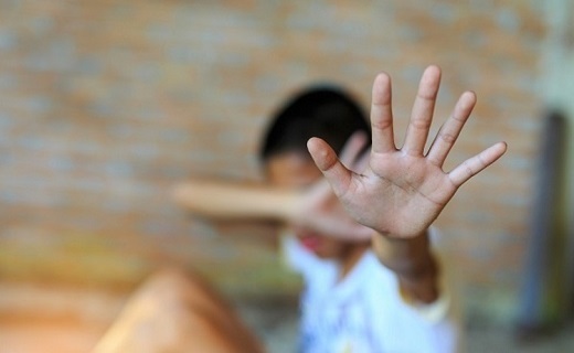 چه رفتار&zwnj;هایی در کودک ما را به کودک آزاری مشکوک می&zwnj;کند؟
