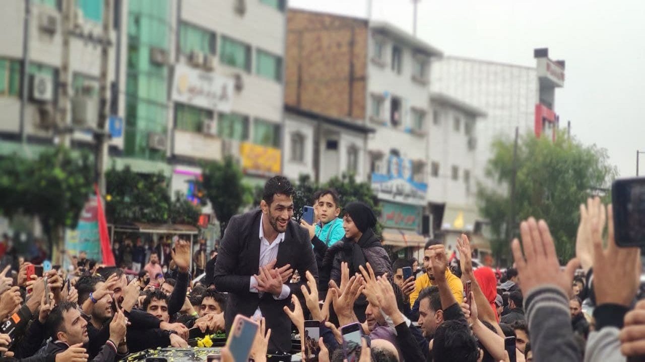 استقبال از یزدانی زیر باران + فیلم