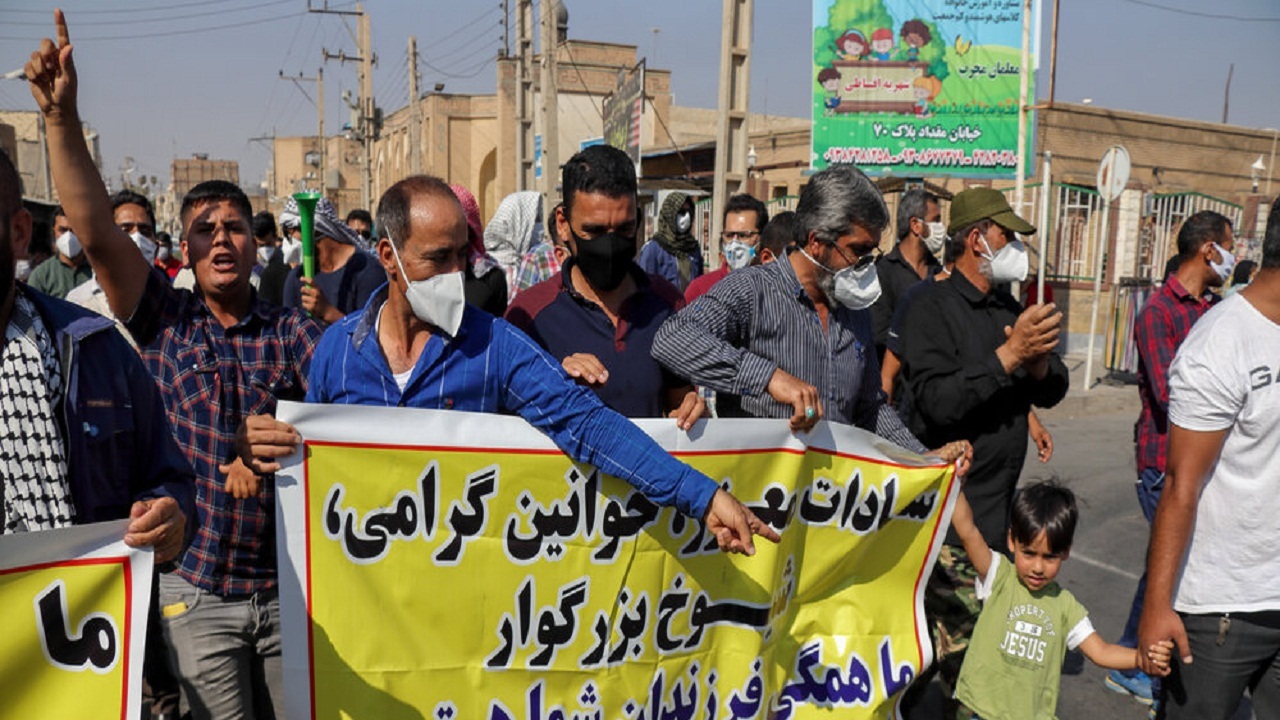 تجمع کارگران شرکت نیشکر هفت تپه مقابل استانداری خوزستان/ کارگران: به نان شب محتاجیم