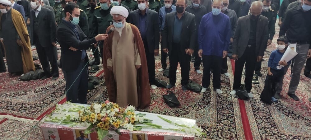 نماز گذاردن الاسلام والمسلمین علیمرادی نماینده مردم کرمان در مجلس خبرگان رهبری بر پیکر مطهر شهید جانباز حسینی پور