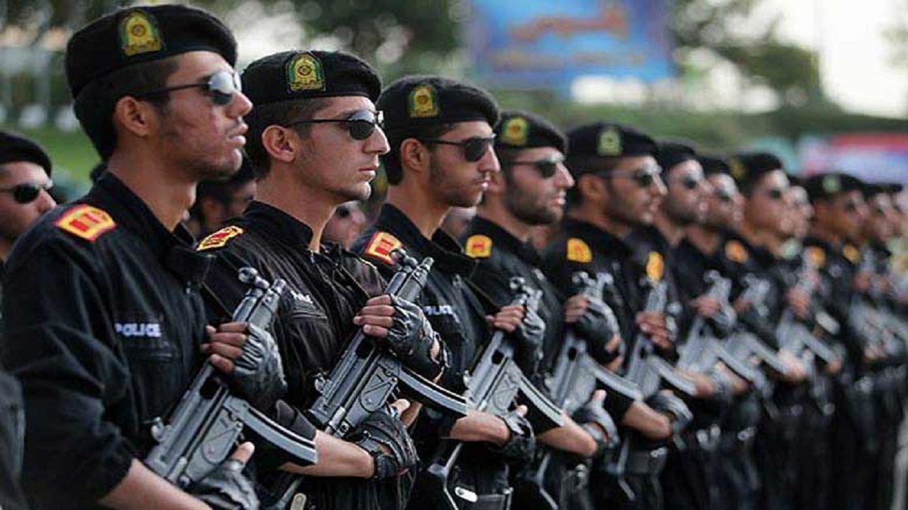 کارکنان نیرو‌های انتظامی پای کار حمایت از نیازمندان