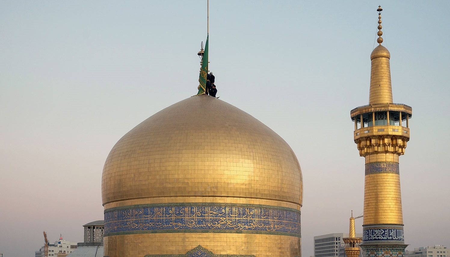 پرچم سبز گنبد حرم رضوی