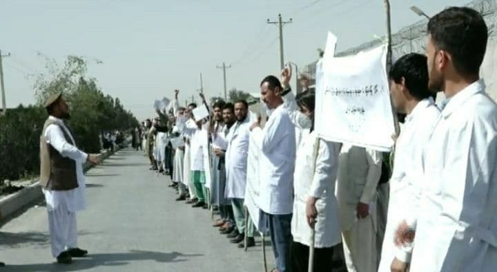تظاهرات کارمندان صحی ولایت های سمنگان و نورستان + تصاویر تظاهرات کارمندان صحی ولایت های سمنگان و نورستان + تصاویر