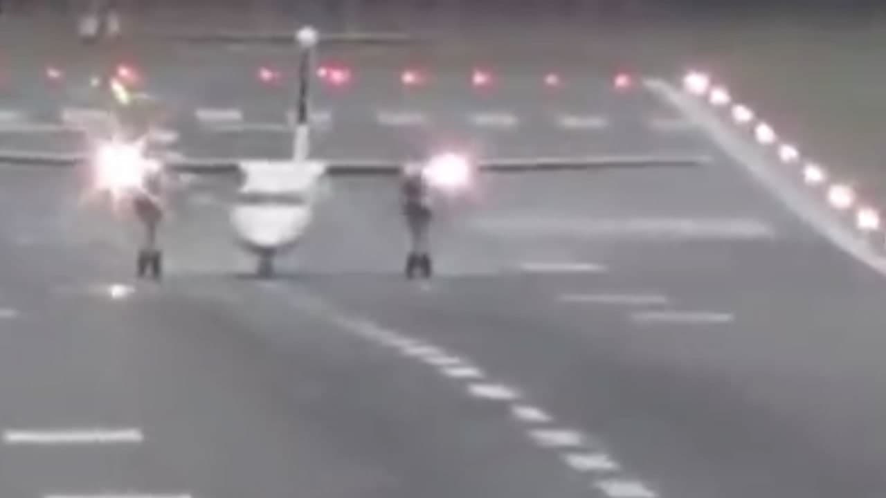 نشست و برخاست جالب دو هواپیما در هنگام وزش شدید باد + فیلم