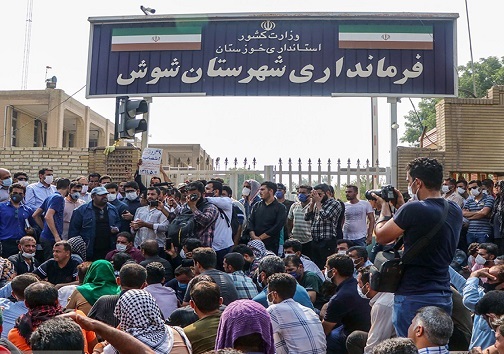 اعتصاب کارگران نیشکر هفت تپه مقابل فرمانداری شوش اعتصاب کارگران نیشکر هفت تپه مقابل فرمانداری شوش