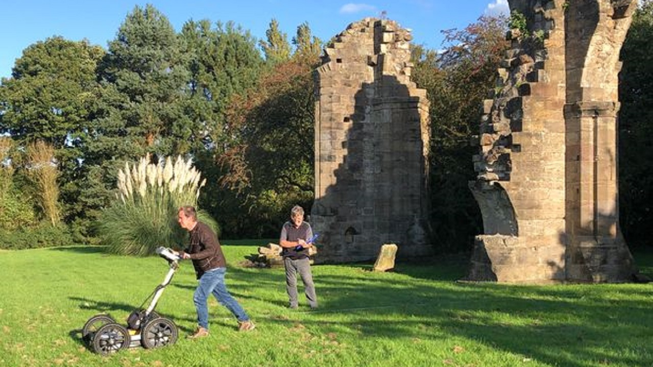 رادار نفوذی زمین در حال استفاده در Burscough Priory 