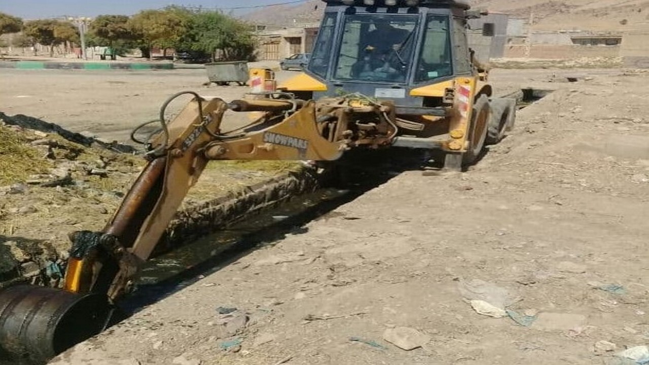 لایروبی جداول و جوی‌های پایین دست شهر شباب