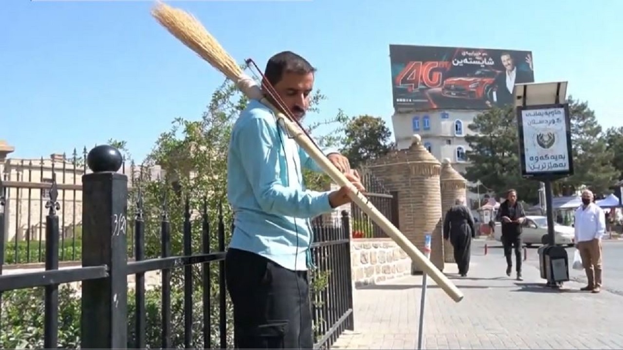 نوازندگی هنرمند عراقی با جارو دستی!+فیلم