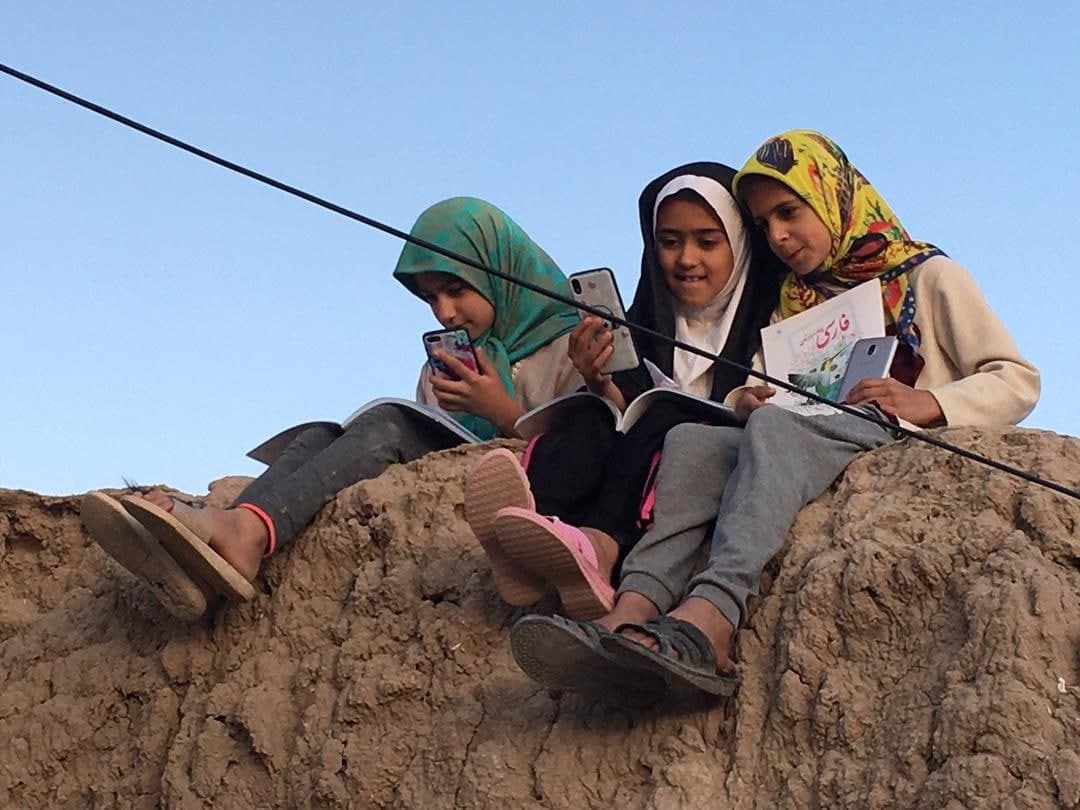 کوهنوردی دانش آموزان برای دست یابی به کمی آنتن دهی! + تصاویر