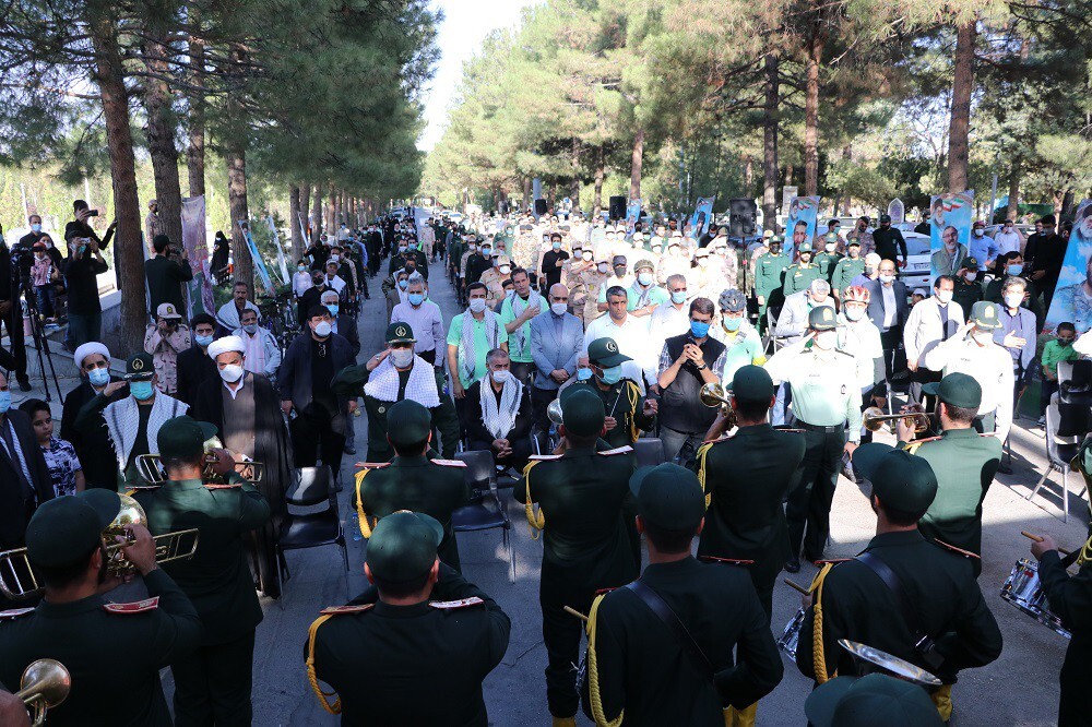 غبارروبی و عطرافشانی مزار شهدا در شهرهای خراسان رضوی