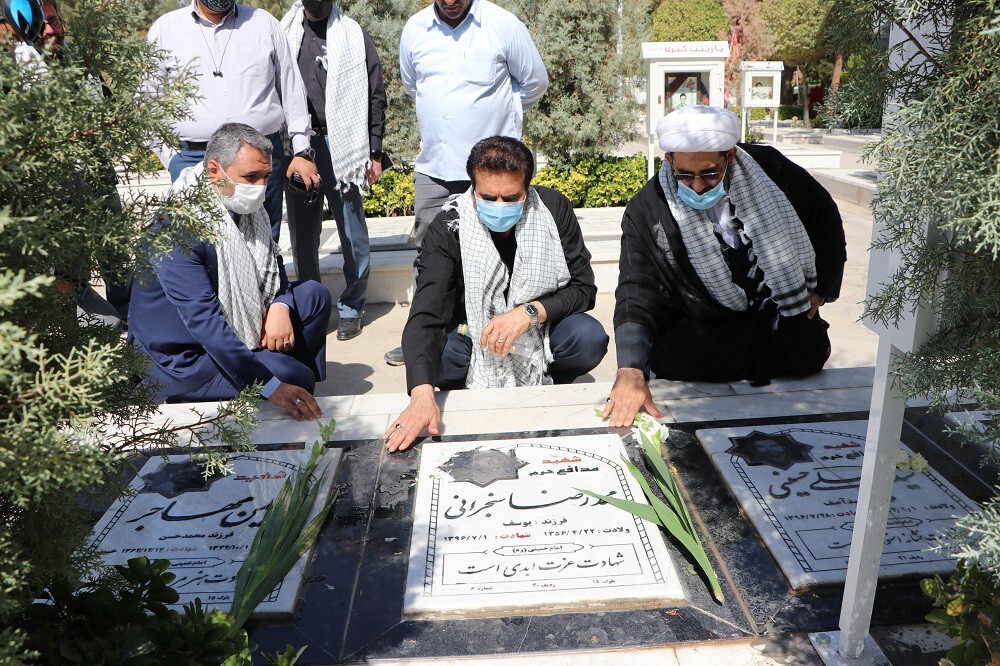 غبارروبی و عطرافشانی مزار شهدا در شهرهای خراسان رضوی