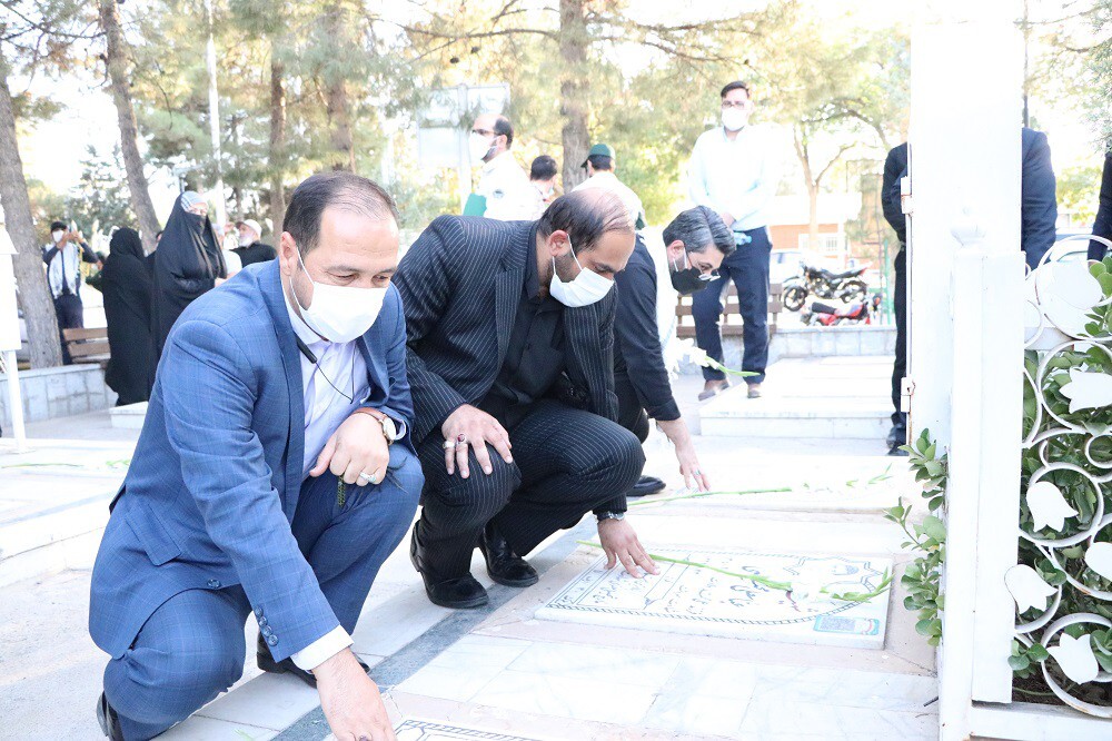غبارروبی و عطرافشانی مزار شهدا در شهرهای خراسان رضوی