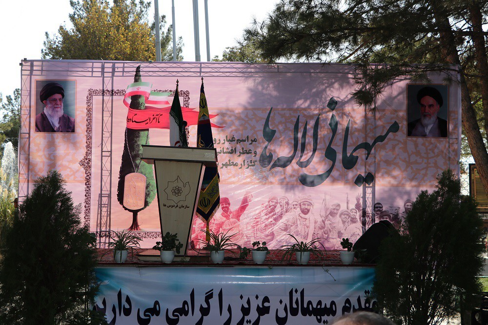 غبارروبی و عطرافشانی مزار شهدا در شهرهای خراسان رضوی