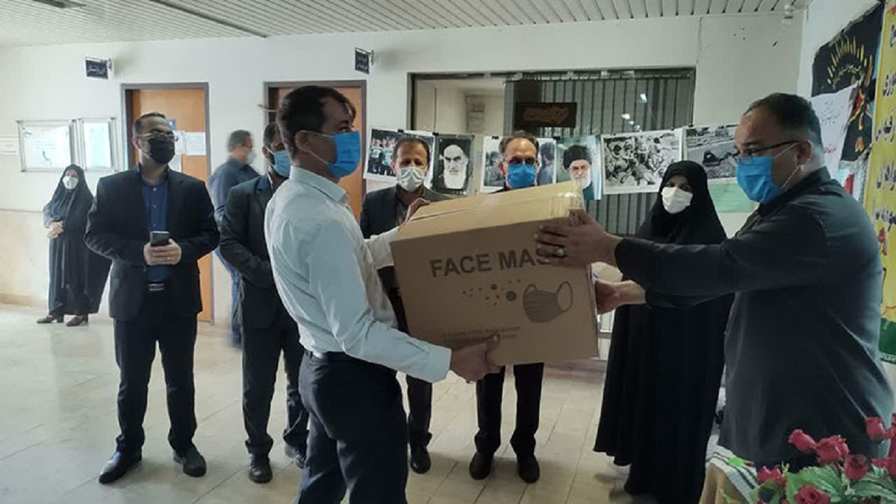 اهدای ۸ هزار عدد ماسک به دانش آموزان صومعه‌سرا