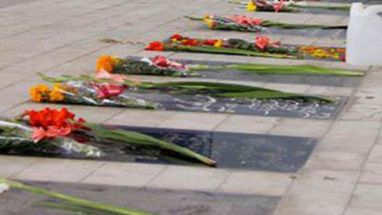 غبارروبی مزار شهدای گمنام شهرستان ایوان