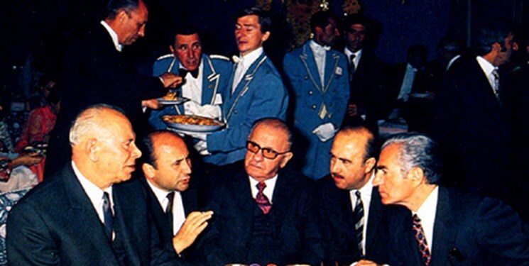 علف خواری کودکان و جشن ۸۰۰۰ میلیارد تومانی / محمدرضا شاه: مبادا خبرنگار&zwnj;ها بفهمند چقدر خرج کردیم! + تصاویر