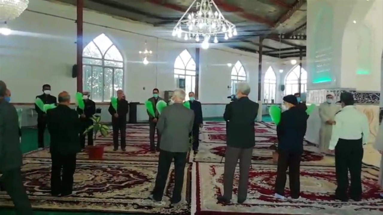 غبارروبی و عطر افشانی آستان مقدس امامزاده سیدمحمد(ع) در کاشمر + فیلم