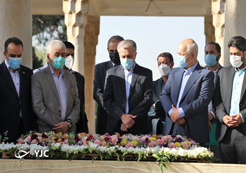 حضور مسئولان در مراسم گلباران آرامگاه حافظ شیرازی 