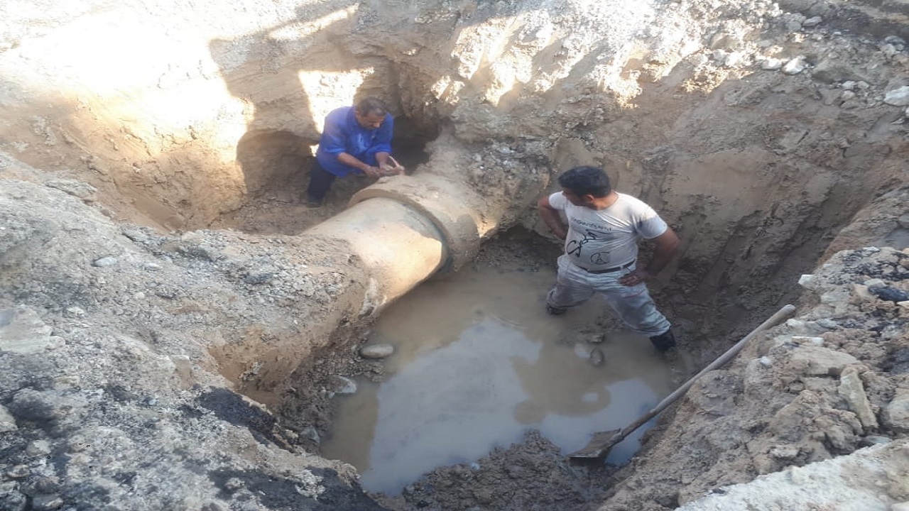 کارکنان آبفای بندر امام بر شکستگی لوله آب مرهم گذاشتند