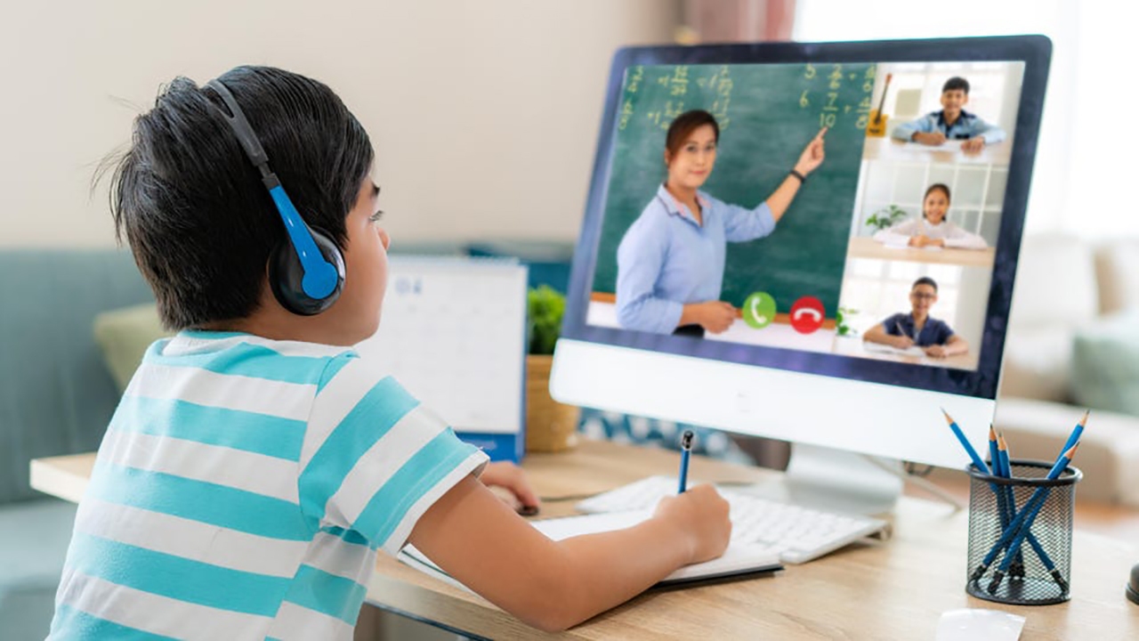 تفاوت حرکات دانش آموز بیش فعال در هنگام مشاهده فیلم جنگی و کلاس آنلاین ریاضی + فیلم