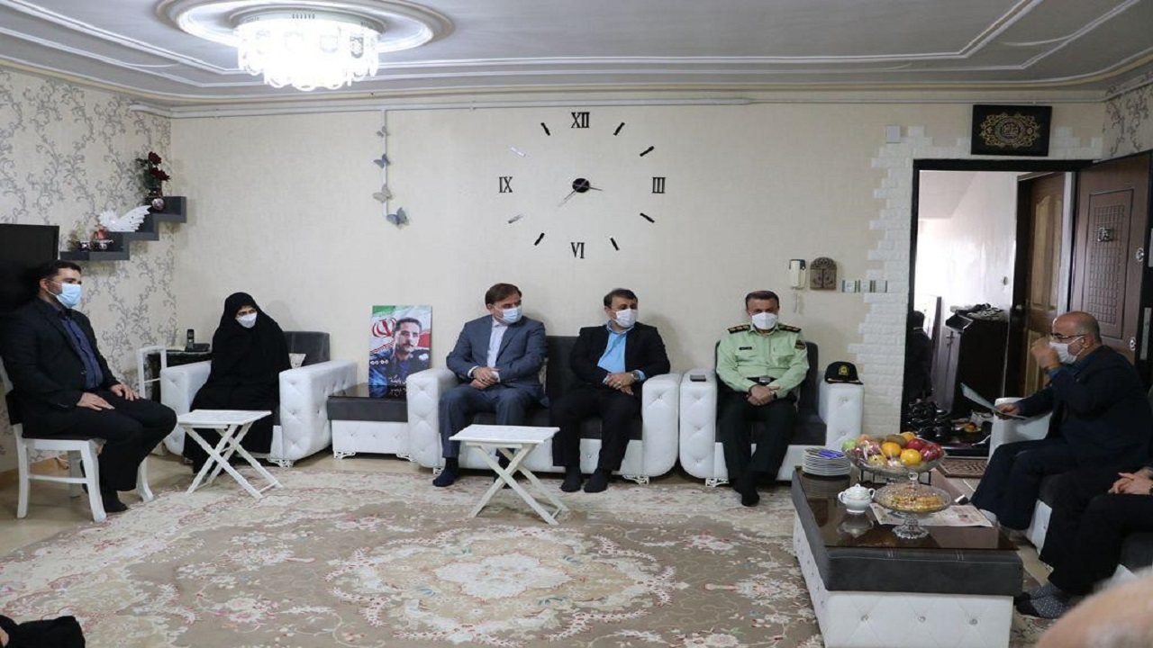 دیدار استاندار گیلان با خانواده شهید نظم و امنیت در رشت