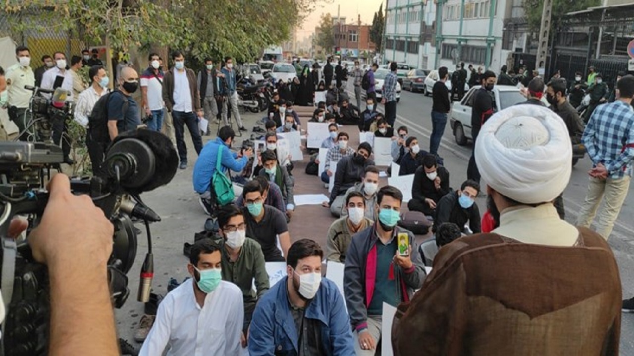 بزرگداشت شهدای مسجد قندوز در مقابل کنسولگری افغانستان