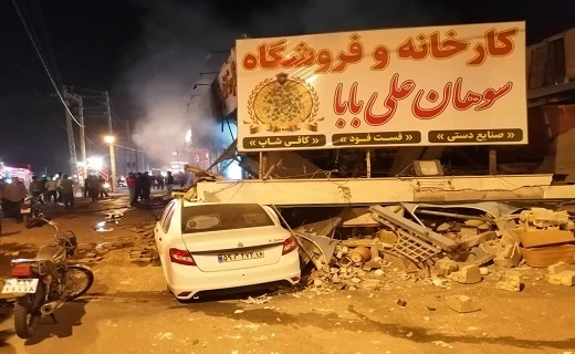 ورود ناگهانی تریلی به سوهان فروشی در قم 