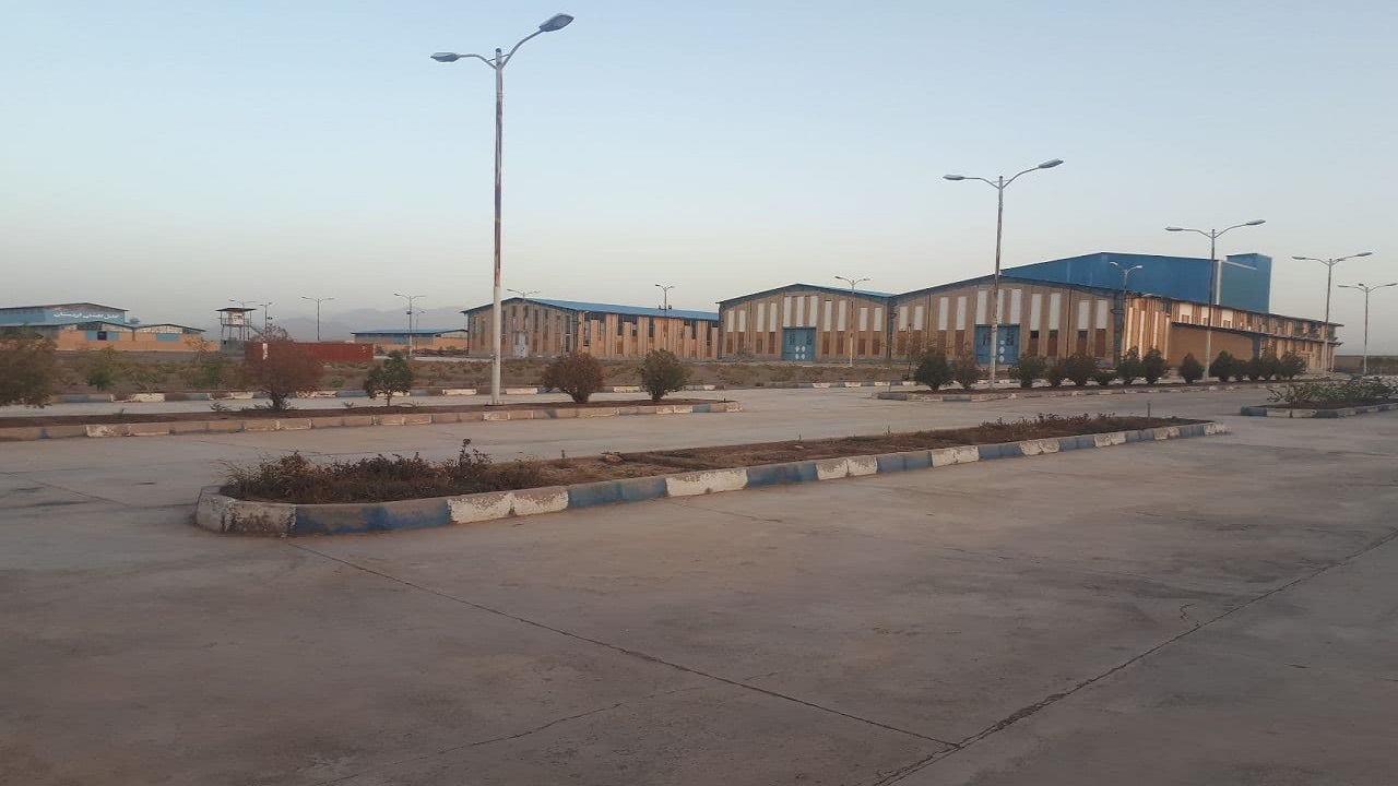 بیکار شدن ۱۵۰ کارگر یک کارخانه و دلسوزی شگفت انگیز مسئولین اردستان! + تصاویر