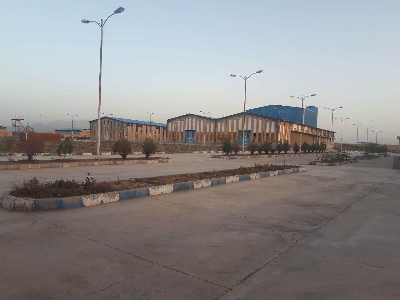 کارگران در انتظار بازگشایی دوباره کارخانه! + تصاویر
