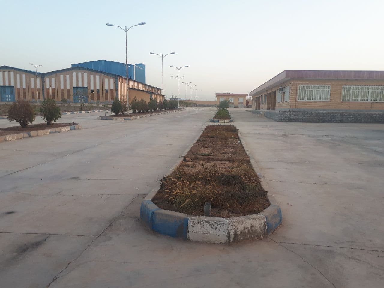 کارگران در انتظار بازگشایی دوباره کارخانه! + تصاویر