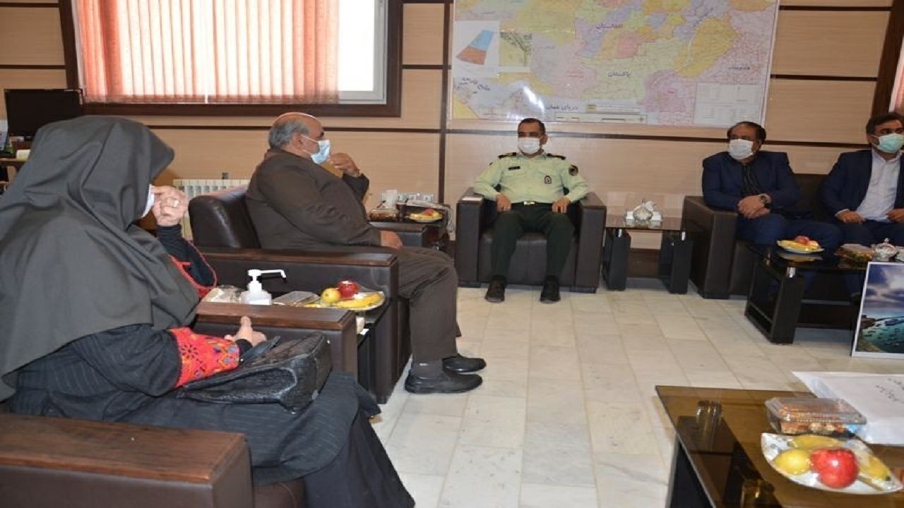 دیدار مدیر کل فرهنگ و ارشاد اسلامی و جمعی از هنرمندان استان با سردار "احمد طاهری" / هنرمندان می‌توانند معلمان اخلاقی جامعه باشند