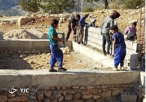 یاری کودکان عشایر در ساخت و ساز جهادیون
