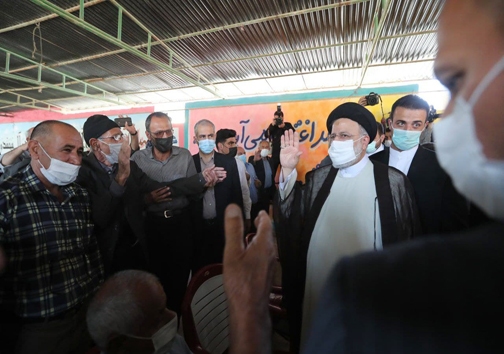 بازدید رئیس جمهور از مجموعه جهانی تخت جمشید/ خوش و بش با یک نوجوان در حاشیه بازدید + عکس و فیلم