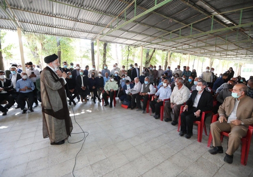 بازدید رئیس جمهور از مجموعه جهانی تخت جمشید/ خوش و بش با یک نوجوان در حاشیه بازدید + عکس و فیلم