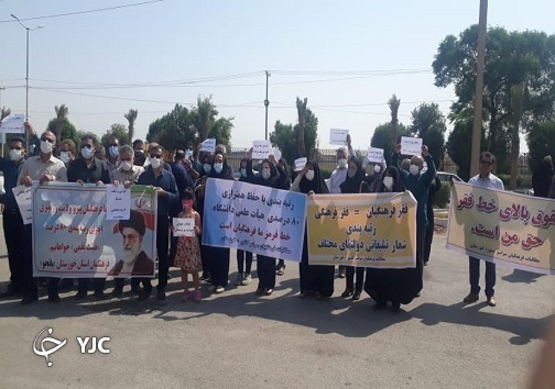 تجمع معلمان اهوازی و کارمندان آموزش و پرورش مقابل صدا و سیمای خوزستان/فرهنگی زیاد است، ولی زیادی نیست
