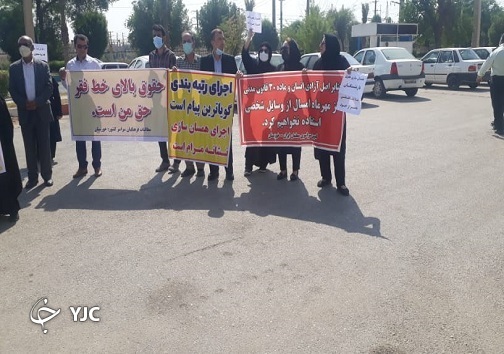 تجمع معلمان اهوازی و کارمندان آموزش و پرورش مقابل صدا و سیمای خوزستان/فرهنگی زیاد است، ولی زیادی نیست