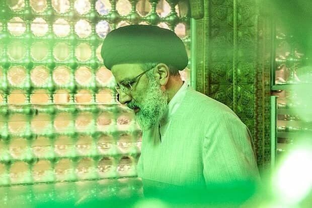 بازدید رئیس جمهور از مجموعه جهانی تخت جمشید/خوش و بش با یک نوجوان در حاشیه بازدید/ رئیسی به زیارت حرم شاهچراغ (ع) رفت + عکس و فیلم